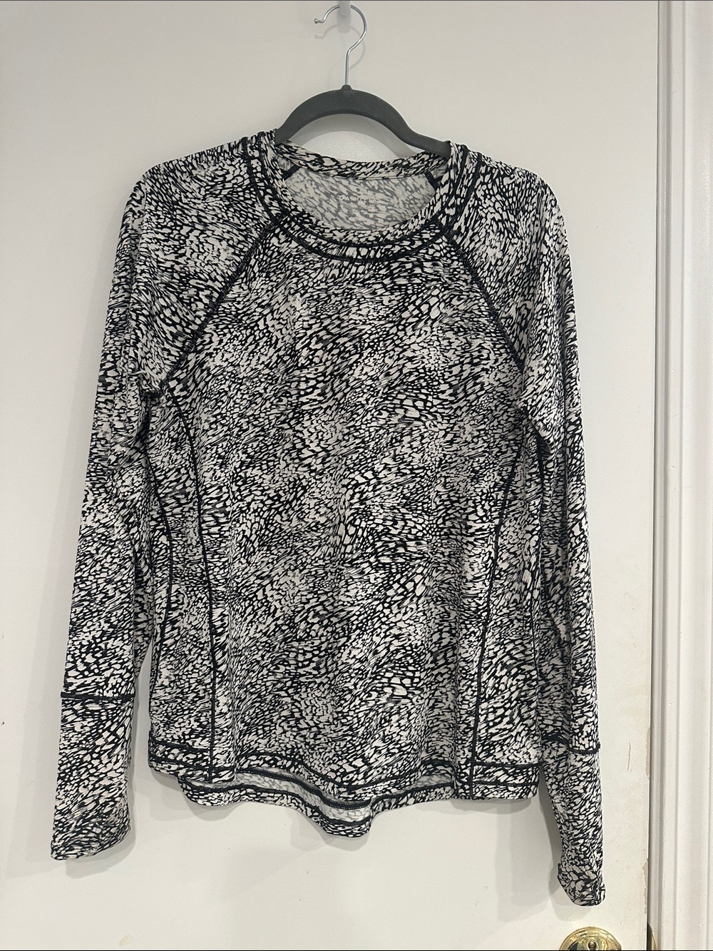 Athleta Women's Black & White Long Sleeve Rashguard/Sun Shirt, size M